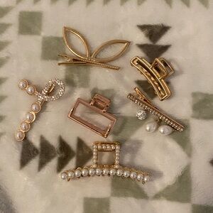 Set of gold hair accessories